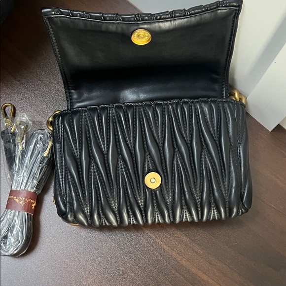 Chic Black Shoulder Bag with Gold Chain - Picture 4 of 4